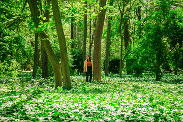 chica dando un paseo por un bosque virgen en el amazonas