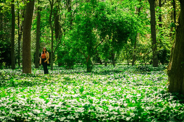chica dando un paseo por un bosque virgen en el amazonas