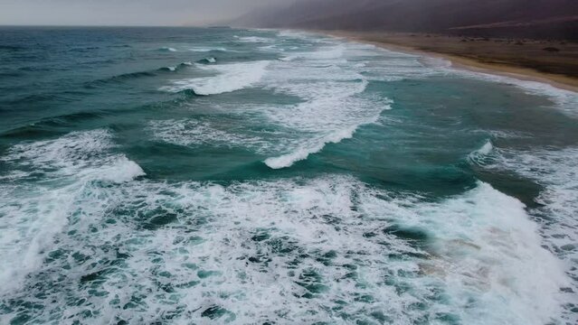 Drohne 4k Fuerteventura gerade aus &uuml;bers Meer am Strand Cofete