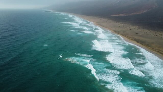 Drohne 4k Fuerteventura gerade aus &uuml;bers Meer am Strand Cofete
