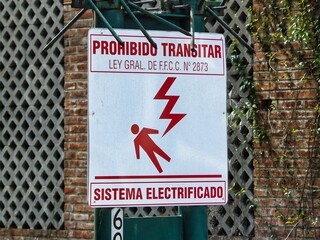 Riesgo electrocución, cartel ferrocarril argentino