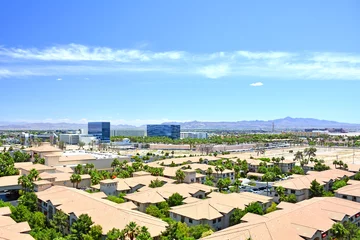Rolgordijnen Overlooking residental homes in Las Vegas, Nevada with mountains in the background © Ryan Tishken