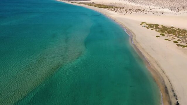 Playa de Sotavento de Jand&iacute;a Drohne 4k Fuerteventura Strand und Meer aufsteigend