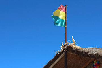 Bandeira da Bolivia no Salar de Uyuni, ao fundo o céu azul - obrazy, fototapety, plakaty