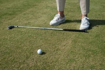 gra w golfa. kij do golfa leżący na trawie przed graczem. - obrazy, fototapety, plakaty