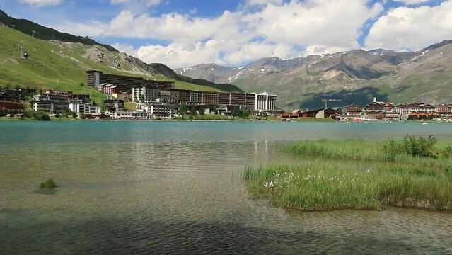 Le lac et les résidences de Tignes , dans les Alpes du val d'Isère.