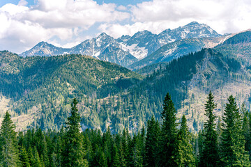 Góry Tatry Wysokie, widok z Rusinowej Polany. Wiosenny widok na ośnieżone szczyty. Tatrzański Park Narodowy.