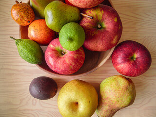 カラフルなフルーツの盛り合わせ、木の器、テーブル