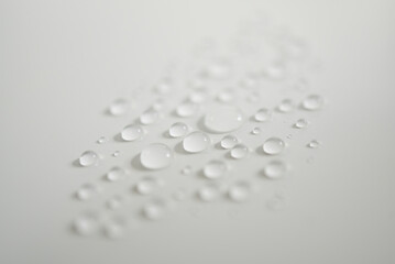 Gouttes d'eau sur fond blanc