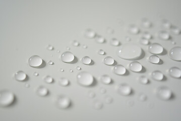 Gouttes d'eau sur fond blanc