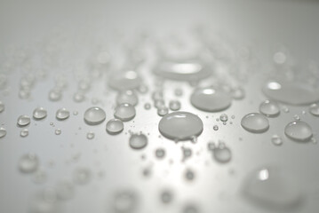 Gouttes d'eau sur fond blanc