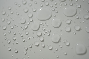 Gouttes d'eau sur fond blanc