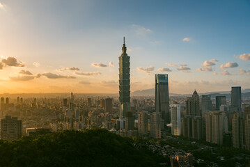 Fototapeta na wymiar Xiangshan Elephant Moutain, 象山, Taipei 101, Taipei, Taiwan.