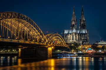 Kölner Dom und Hohenzollernbrücke am Abend