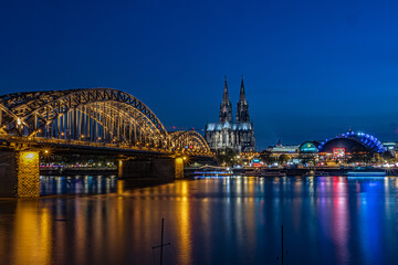 Kölner Dom und Hohenzollernbrücke am Abend