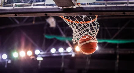 Foto auf Alu-Dibond basketball game ball going through hoop © Melinda Nagy
