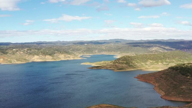 survol d'une retenue d'eau, barrage hydro&eacute;lectrique en Andalousie dans le sud de l'Espagne