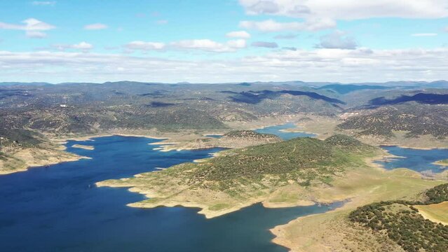 survol d'une retenue d'eau, barrage hydro&eacute;lectrique en Andalousie dans le sud de l'Espagne