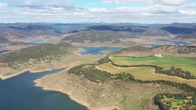 survol d'une retenue d'eau, barrage hydro&eacute;lectrique en Andalousie dans le sud de l'Espagne
