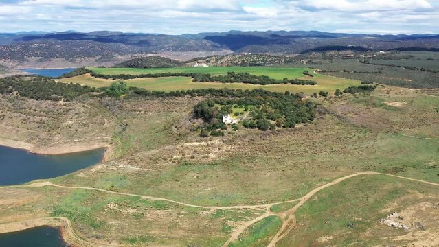 survol d'une retenue d'eau, barrage hydro&eacute;lectrique en Andalousie dans le sud de l'Espagne
