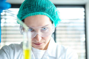 Eine Wissenschaftlerin forscht im Labor