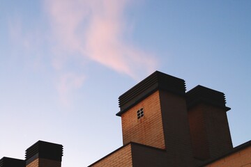 Chimenea de un edificio moderno al amanecer en Madrid, España. Salida del aire caliente y el vapor...