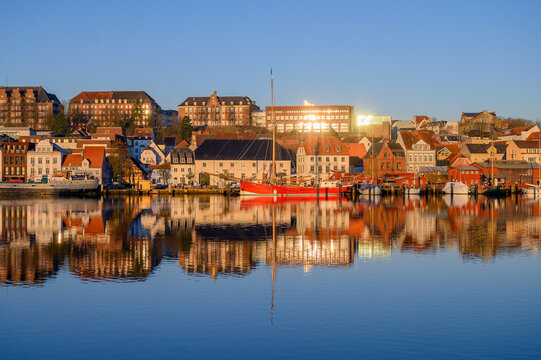 Hafen von Flensburg, fr&uuml;h morgens mit der Dagmar Aaen vor dem Schifffahrtsmuseum