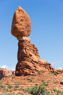 Balanced Rock im Arches Nationalpark Amerika.
Natürliche Stein Skulptur vor einem blauen Himmel.