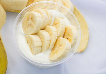 Yoghurt topping with sliced banana,