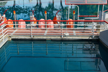 Vélo flottant sur piscine