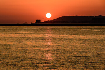 博多湾夕景　ビルと夕日のある風景