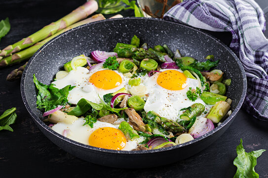 Fried eggs with asparagus, leeks, spinach and mushrooms. Useful breakfast.