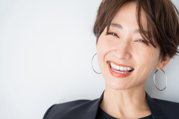大きく笑う素敵な日本人女性