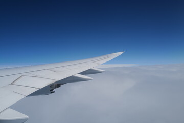 avion de ligne au dessus des nuages