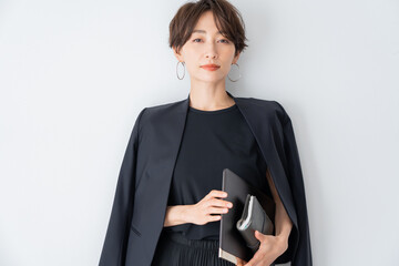 スーツ　日本人女性