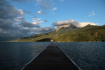 Landschaft am Lac de Serre Poncon, Alpen in Frankreich mit blick auf dem Pic de Morgon 