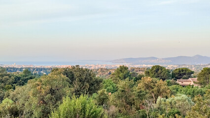 Fototapeta na wymiar Panorama sur le Golfe de Fréjus - Saint Raphaël sur la Côte d'Azur depuis le massif de l'Esterel
