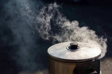 屋外での炊き出し