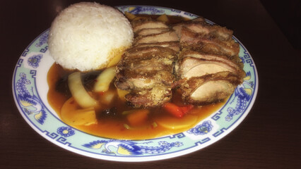 Knusprige ausgelöste Entenbrust auf China-Gemüse mit Reis