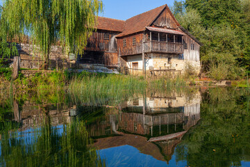 Obraz premium An old house on the Dobra River in Croatia