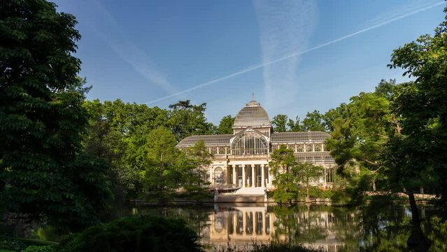 Time-lapse of the Crystal Palace in El parque del buen retiro of Madrid, Spain. 