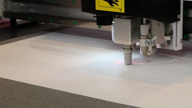 The digital cutting plotter produces cardboard products.