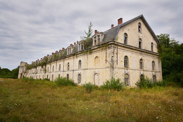 Fototapeta na wymiar Bâtiments délabrés et abandonnés - Citadelle guerre mondiale