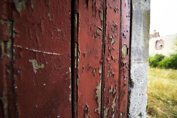 Bâtiments délabrés et abandonnés - Citadelle guerre mondiale - porte en bois et peinture écaillée