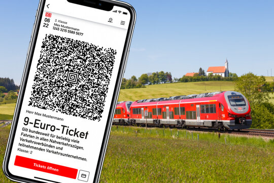 9-Euro-Ticket 9 Euro Ticket auf dem Handy mit Regionalbahn Regionalzug Fotomontage in Aitrang, Deutschland