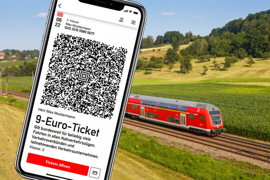 9-Euro-Ticket 9 Euro Ticket auf Handy mit Regionalbahn Regionalzug Fotomontage in Uhingen, Deutschland
