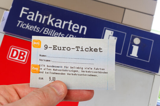 9-Euro-Ticket 9 Euro Ticket mit Fahrkarten Automat Fotomontage in Stuttgart, Deutschland