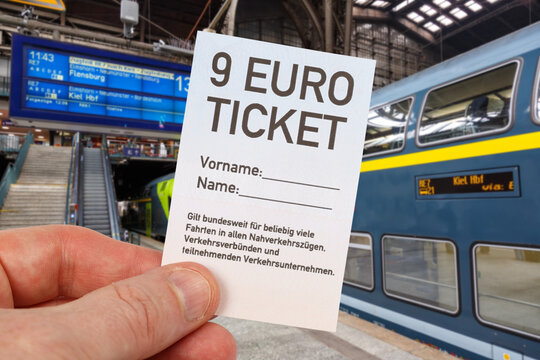 9-Euro-Ticket 9 Euro Ticket mit Regionalbahn Regionalzug Fotomontage in Hamburg, Deutschland