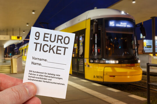 9-Euro-Ticket 9 Euro Ticket mit Straßenbahn Tram Fotomontage in Berlin, Deutschland