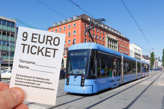 9-Euro-Ticket 9 Euro Ticket mit Stra&szlig;enbahn Tram Fotomontage in M&uuml;nchen, Deutschland